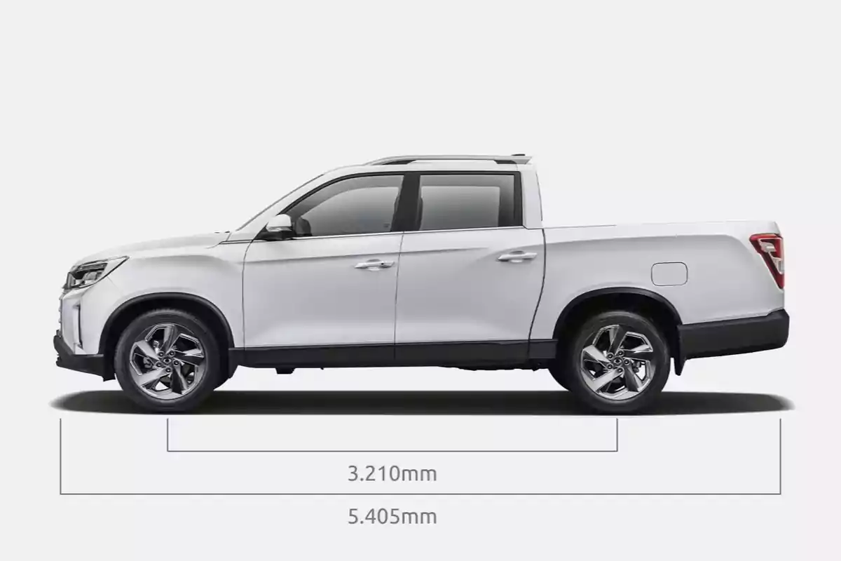 Camioneta pickup blanca vista de perfil con medidas de distancia entre ejes de 3210 mm y longitud total de 5405 mm indicadas debajo del vehículo Camioneta pickup blanca vista de perfil con medidas de distancia entre ejes de 3210 mm y longitud total de 5405 mm indicadas debajo del vehículo