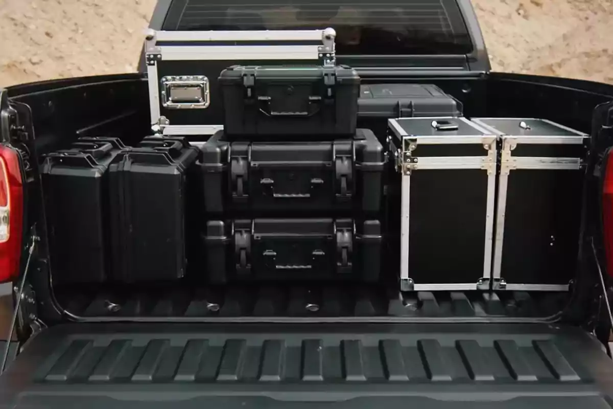 Cajas y maletines de equipo organizados en la caja de una camioneta pickup Cajas y maletines de equipo organizados en la caja de una camioneta pickup