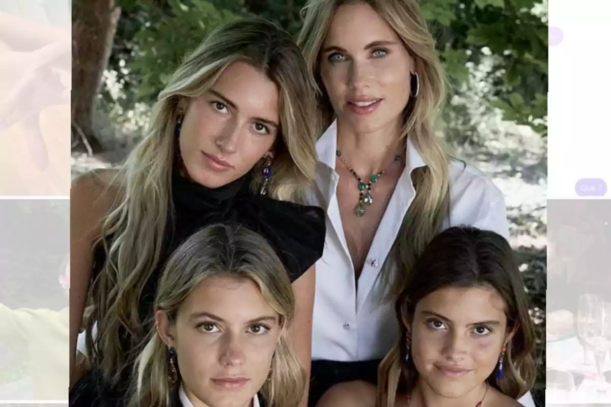 Cuatro mujeres posan juntas al aire libre, rodeadas de vegetación, todas con cabello largo y rubio, mirando a la cámara con expresiones serenas.