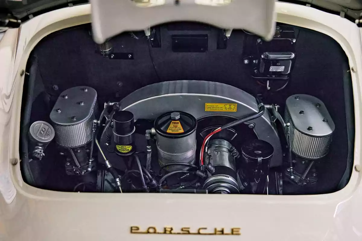 Motor clásico de un automóvil Porsche visto desde la parte trasera con la tapa abierta Motor clásico de un automóvil Porsche visto desde la parte trasera con la tapa abierta
