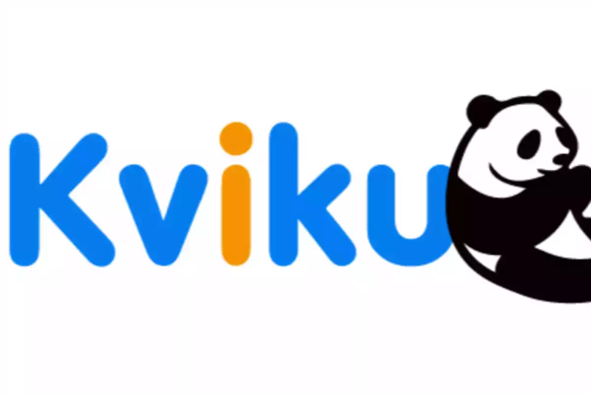 Logo de Kviku con letras azules y naranjas acompañado de un panda abrazando la letra u Logo de Kviku con letras azules y naranjas acompañado de un panda abrazando la letra u