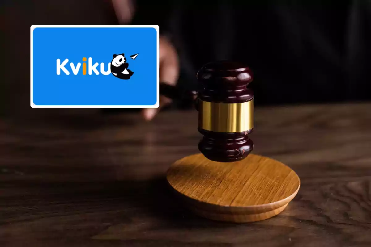 Un mazo de juez sobre una mesa de madera con el logo de Kviku en la esquina superior izquierda