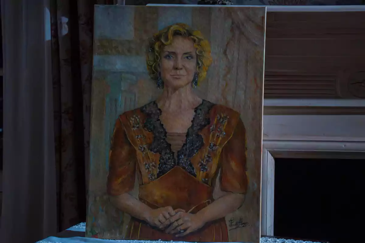 Pintura de Cruz con vestido marrón y detalles oscuros, posando con las manos entrelazadas frente a un fondo interior elegante. Captura de 'La Promesa' Pintura de Cruz con vestido marrón y detalles oscuros, posando con las manos entrelazadas frente a un fondo interior elegante. Captura de 'La Promesa'