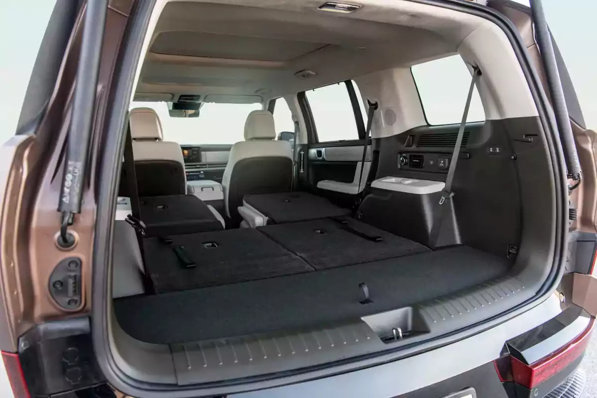 Vista del interior de la cajuela de una SUV con los asientos traseros abatidos para maximizar el espacio de carga Vista del interior de la cajuela de una SUV con los asientos traseros abatidos para maximizar el espacio de carga