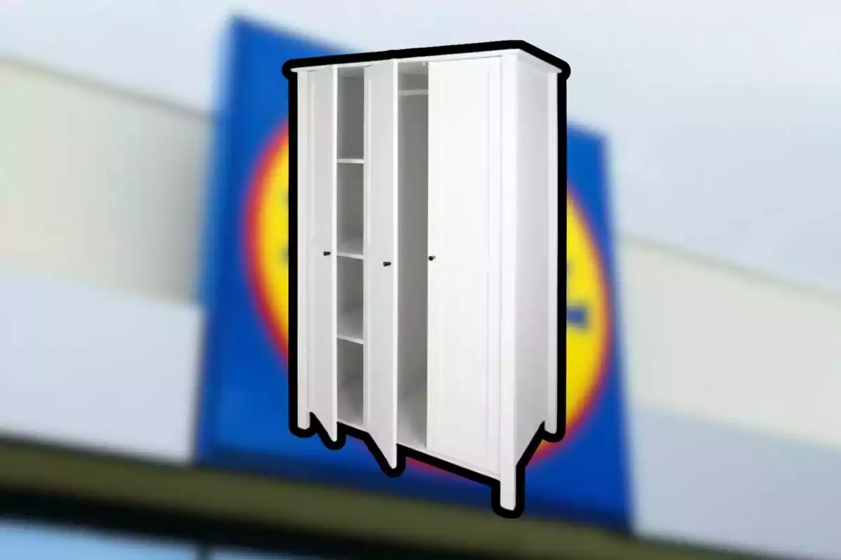 Armario blanco de tres puertas con estantes al frente de un fondo desenfocado de una tienda Armario blanco de tres puertas con estantes al frente de un fondo desenfocado de una tienda