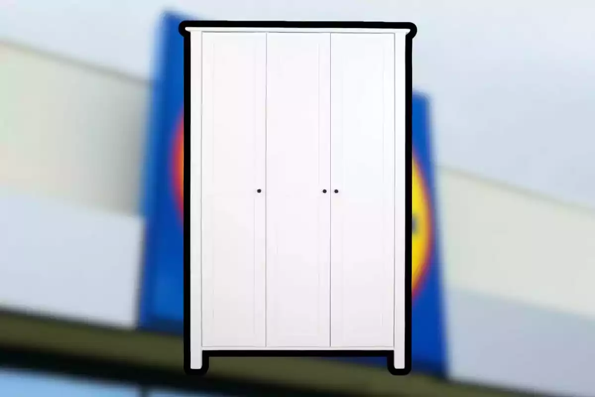 Armario blanco de tres puertas con fondo desenfocado de un letrero de supermercado Armario blanco de tres puertas con fondo desenfocado de un letrero de supermercado