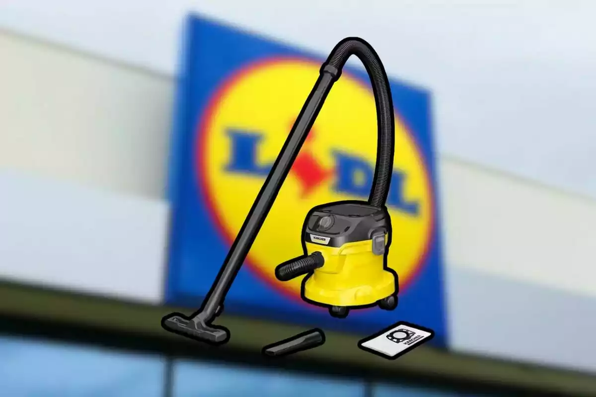 Aspiradora amarilla con accesorios frente a un cartel borroso de la tienda Lidl Aspiradora amarilla con accesorios frente a un cartel borroso de la tienda Lidl