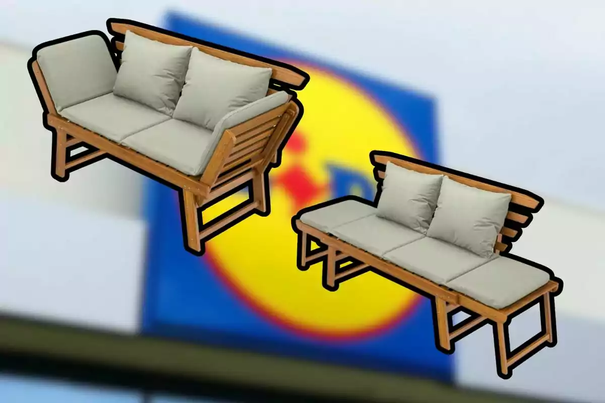 Dos sofás de madera con cojines claros sobre un fondo desenfocado con el logotipo de una tienda. Dos sofás de madera con cojines claros sobre un fondo desenfocado con el logotipo de una tienda.