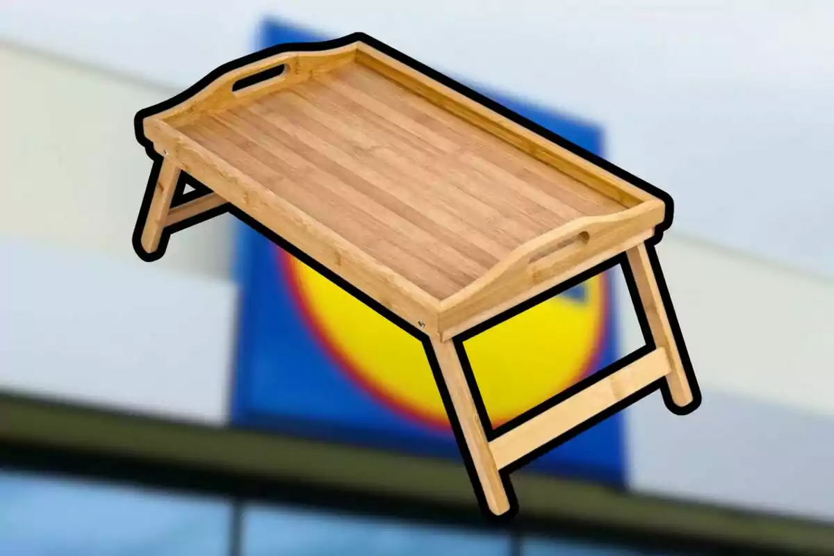 Bandeja de madera con patas plegables sobre un fondo desenfocado de una tienda Bandeja de madera con patas plegables sobre un fondo desenfocado de una tienda