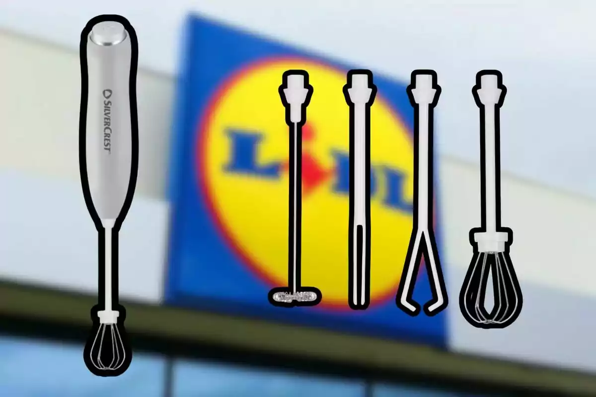 Batidora de mano Silvercrest con varios accesorios de mezcla sobre un fondo desenfocado de una tienda Lidl Batidora de mano Silvercrest con varios accesorios de mezcla sobre un fondo desenfocado de una tienda Lidl