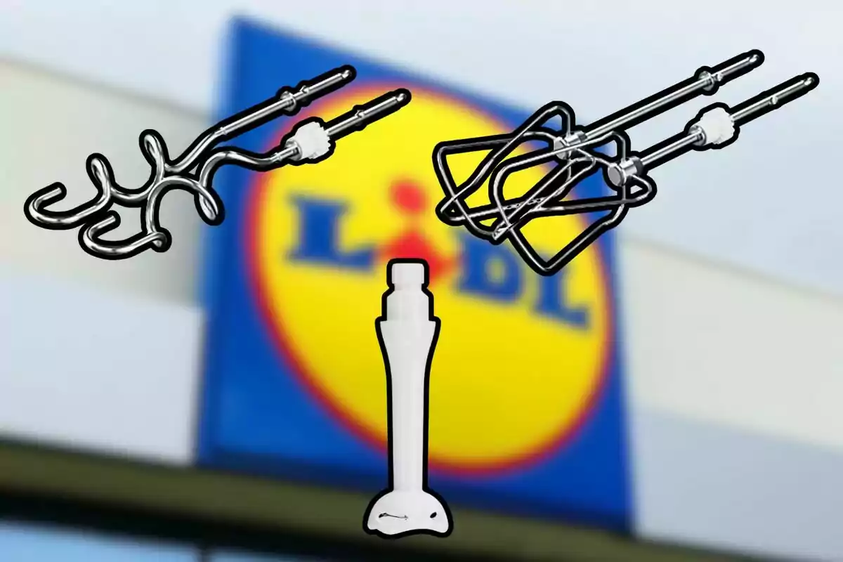 Tres accesorios de batidora sobre un fondo desenfocado con el logo de Lidl. Tres accesorios de batidora sobre un fondo desenfocado con el logo de Lidl.