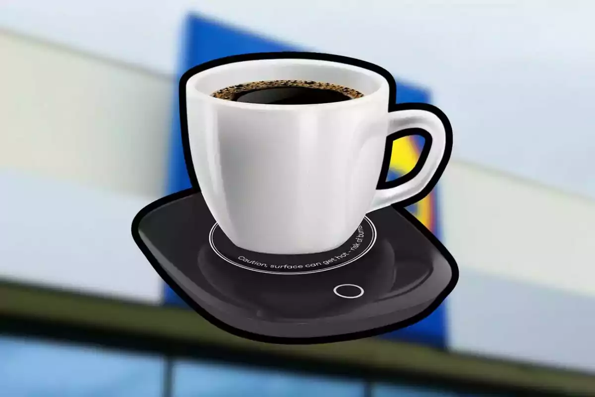 Taza blanca de café sobre un calentador eléctrico con fondo desenfocado de un edificio Taza blanca de café sobre un calentador eléctrico con fondo desenfocado de un edificio
