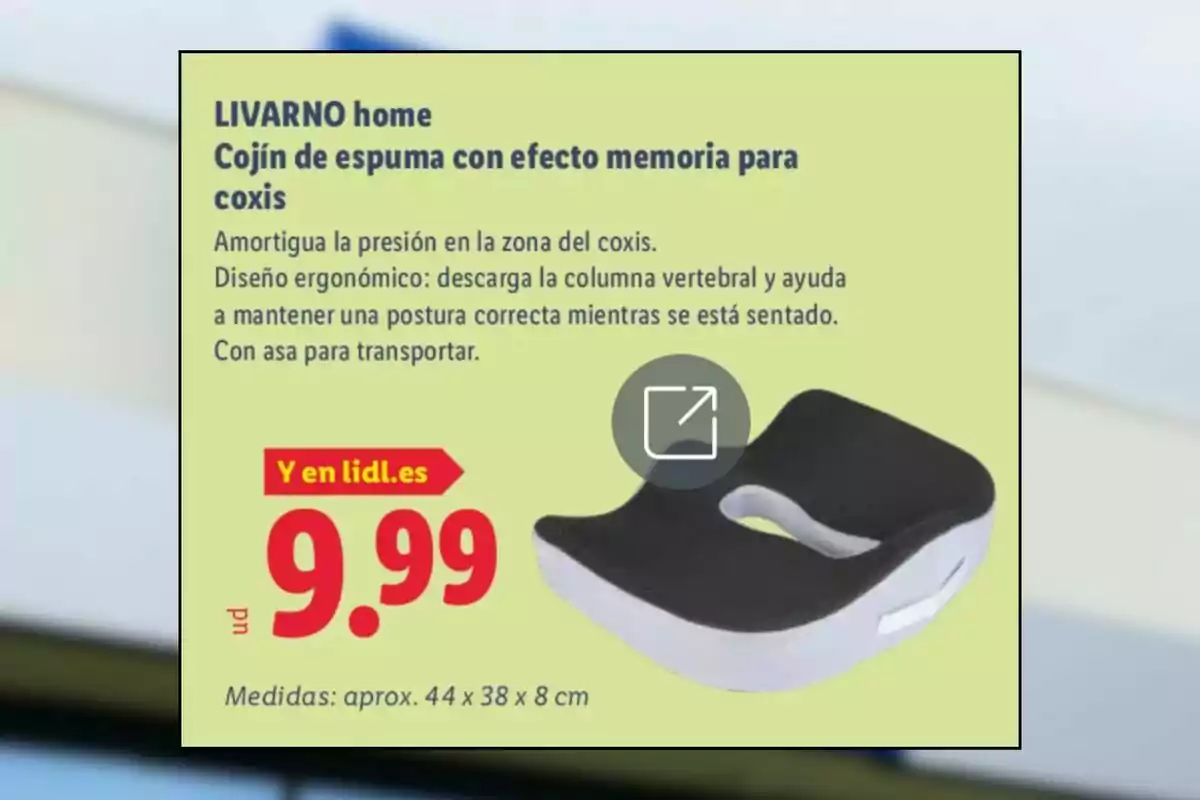 Publicidad de un cojín de espuma con efecto memoria para coxis de la marca LIVARNO home, con diseño ergonómico, asa para transportar y precio de 9,99 euros Publicidad de un cojín de espuma con efecto memoria para coxis de la marca LIVARNO home, con diseño ergonómico, asa para transportar y precio de 9,99 euros