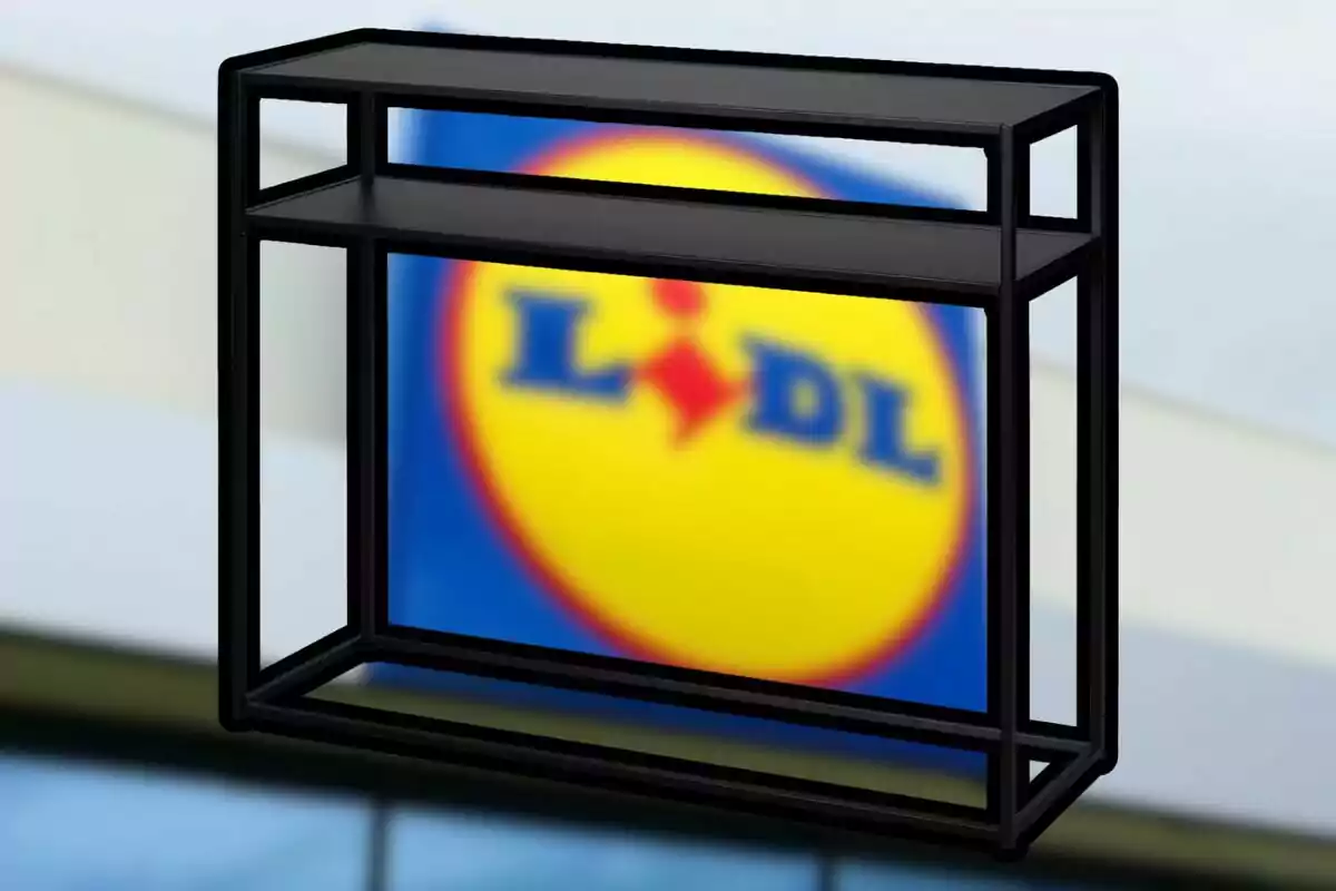 Estante negro de metal con fondo desenfocado de un letrero de supermercado Lidl Estante negro de metal con fondo desenfocado de un letrero de supermercado Lidl