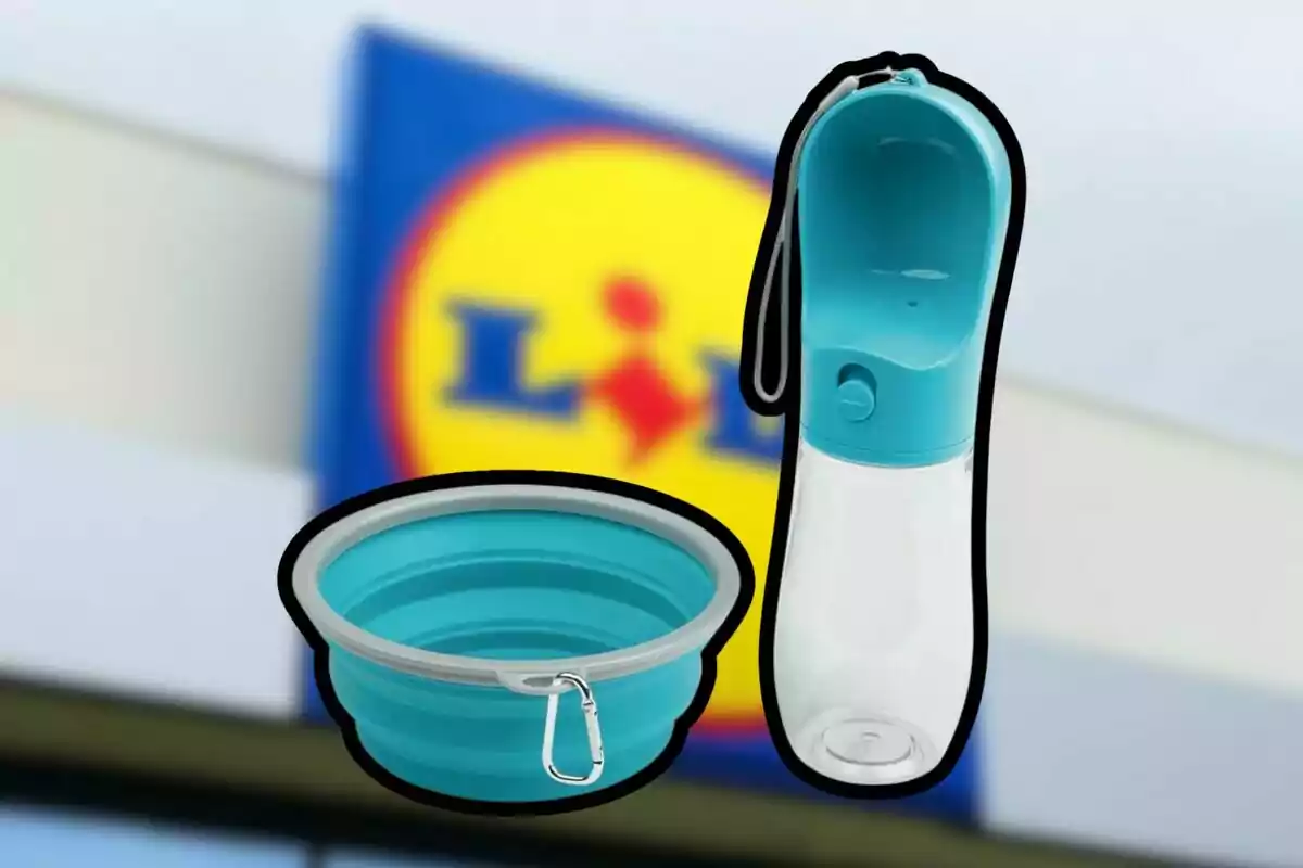 Un bebedero portátil y un cuenco plegable para mascotas de color azul con fondo de un cartel de supermercado. Un bebedero portátil y un cuenco plegable para mascotas de color azul con fondo de un cartel de supermercado.