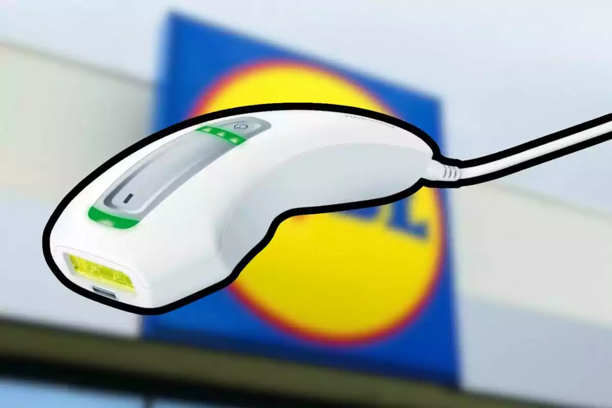 Un dispositivo de depilación láser de color blanco con detalles verdes aparece en primer plano con el logo de una tienda Lidl desenfocado al fondo. Un dispositivo de depilación láser de color blanco con detalles verdes aparece en primer plano con el logo de una tienda Lidl desenfocado al fondo.