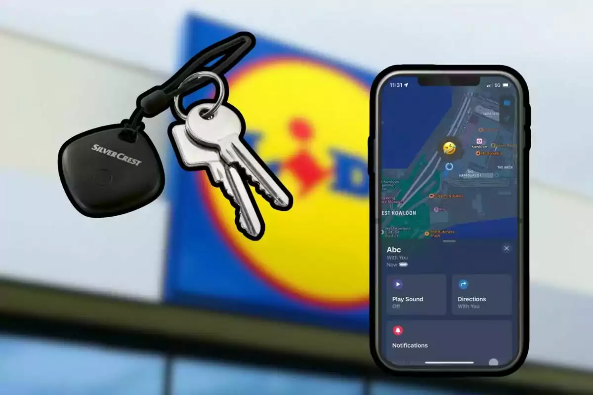 Un llavero localizador Silver Crest con llaves junto a un teléfono móvil que muestra un mapa de ubicación, con el logo de Lidl desenfocado al fondo Un llavero localizador Silver Crest con llaves junto a un teléfono móvil que muestra un mapa de ubicación, con el logo de Lidl desenfocado al fondo
