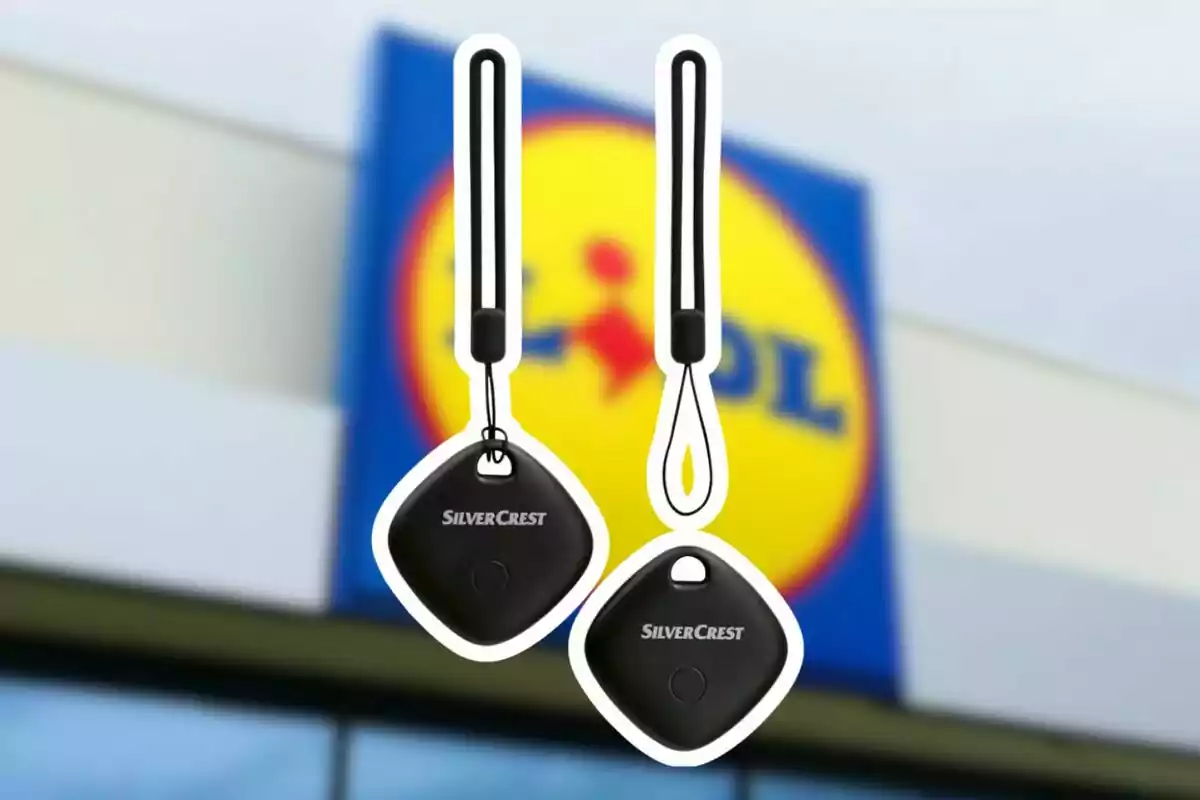Dos llaveros localizadores negros de la marca SilverCrest con cuerda, sobre un fondo desenfocado de una tienda Lidl Dos llaveros localizadores negros de la marca SilverCrest con cuerda, sobre un fondo desenfocado de una tienda Lidl