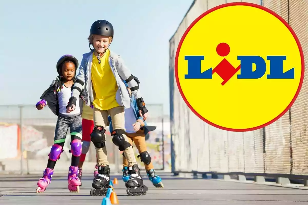 Niños patinando con equipo de protección junto a un gran logo de Lidl Niños patinando con equipo de protección junto a un gran logo de Lidl
