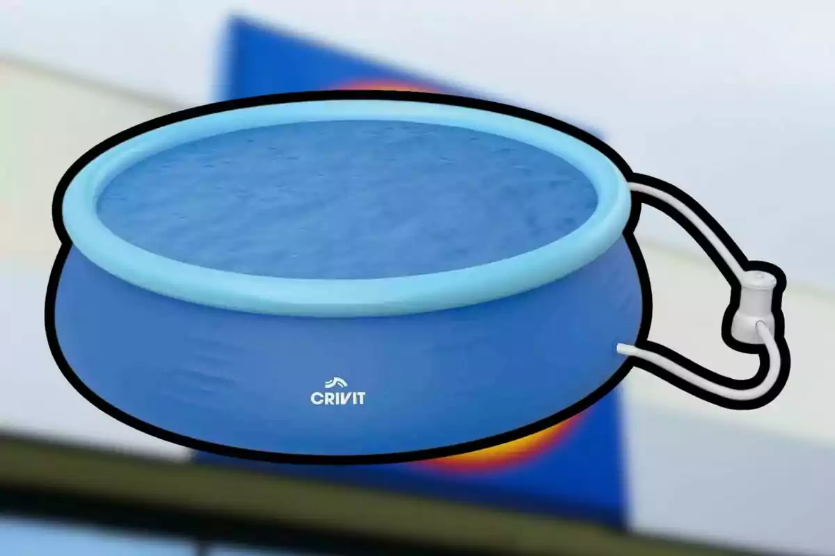 Alberca inflable azul de la marca Crivit con filtro de agua y fondo desenfocado Alberca inflable azul de la marca Crivit con filtro de agua y fondo desenfocado