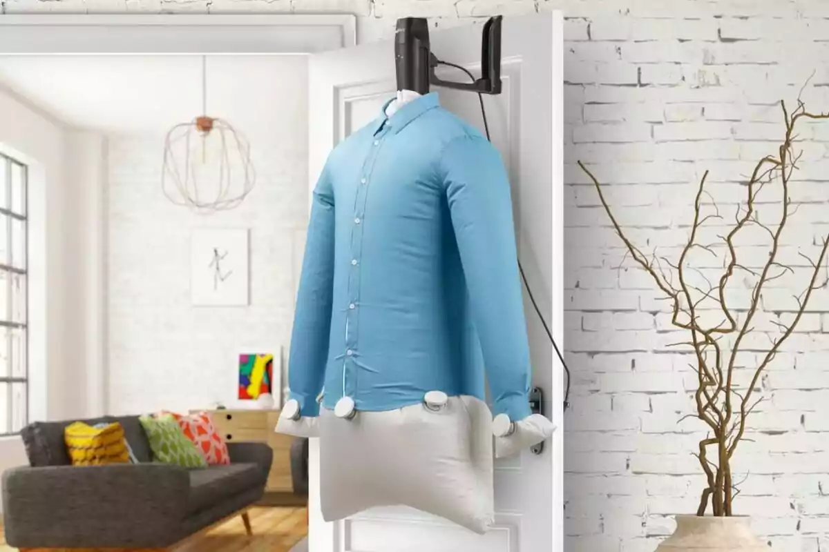 Camisa azul colocada en un dispositivo inflable para secado y planchado automático colgado en una puerta dentro de una sala moderna Camisa azul colocada en un dispositivo inflable para secado y planchado automático colgado en una puerta dentro de una sala moderna