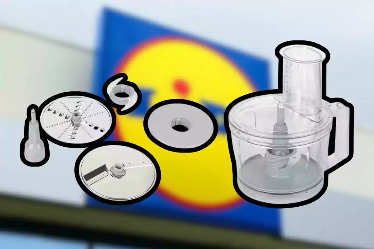 Accesorios de procesador de alimentos sobre un fondo desenfocado con el logo de una tienda Accesorios de procesador de alimentos sobre un fondo desenfocado con el logo de una tienda