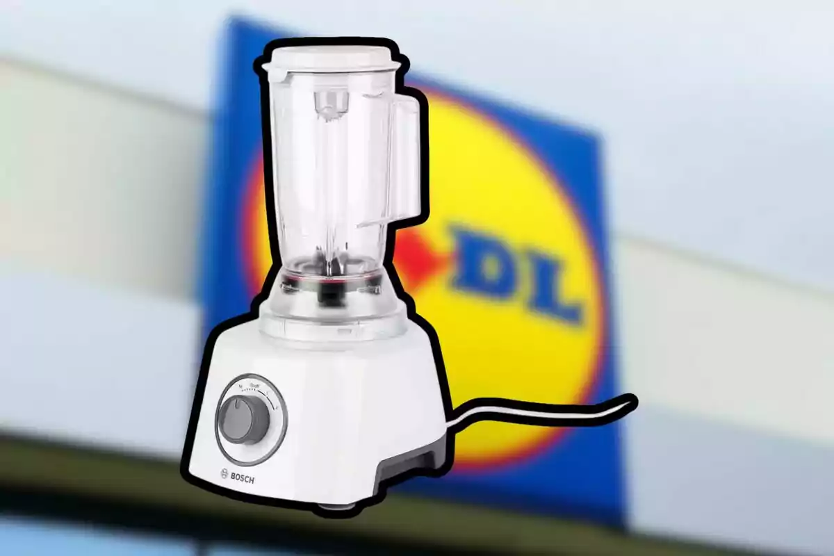 Licuadora blanca de la marca Bosch sobre un fondo desenfocado con el logotipo de Lidl Licuadora blanca de la marca Bosch sobre un fondo desenfocado con el logotipo de Lidl