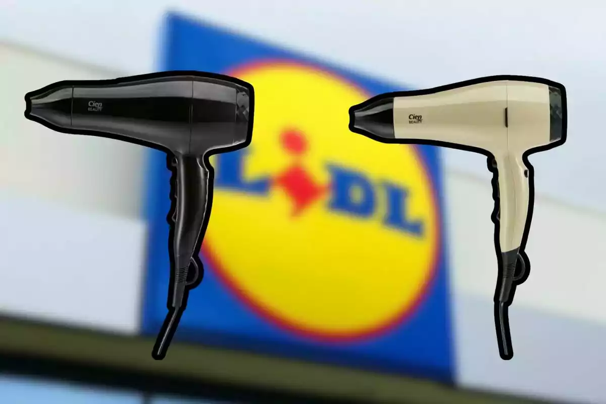 Dos secadores de pelo de la marca Cien Beauty en color negro y beige frente a un cartel borroso de Lidl Dos secadores de pelo de la marca Cien Beauty en color negro y beige frente a un cartel borroso de Lidl