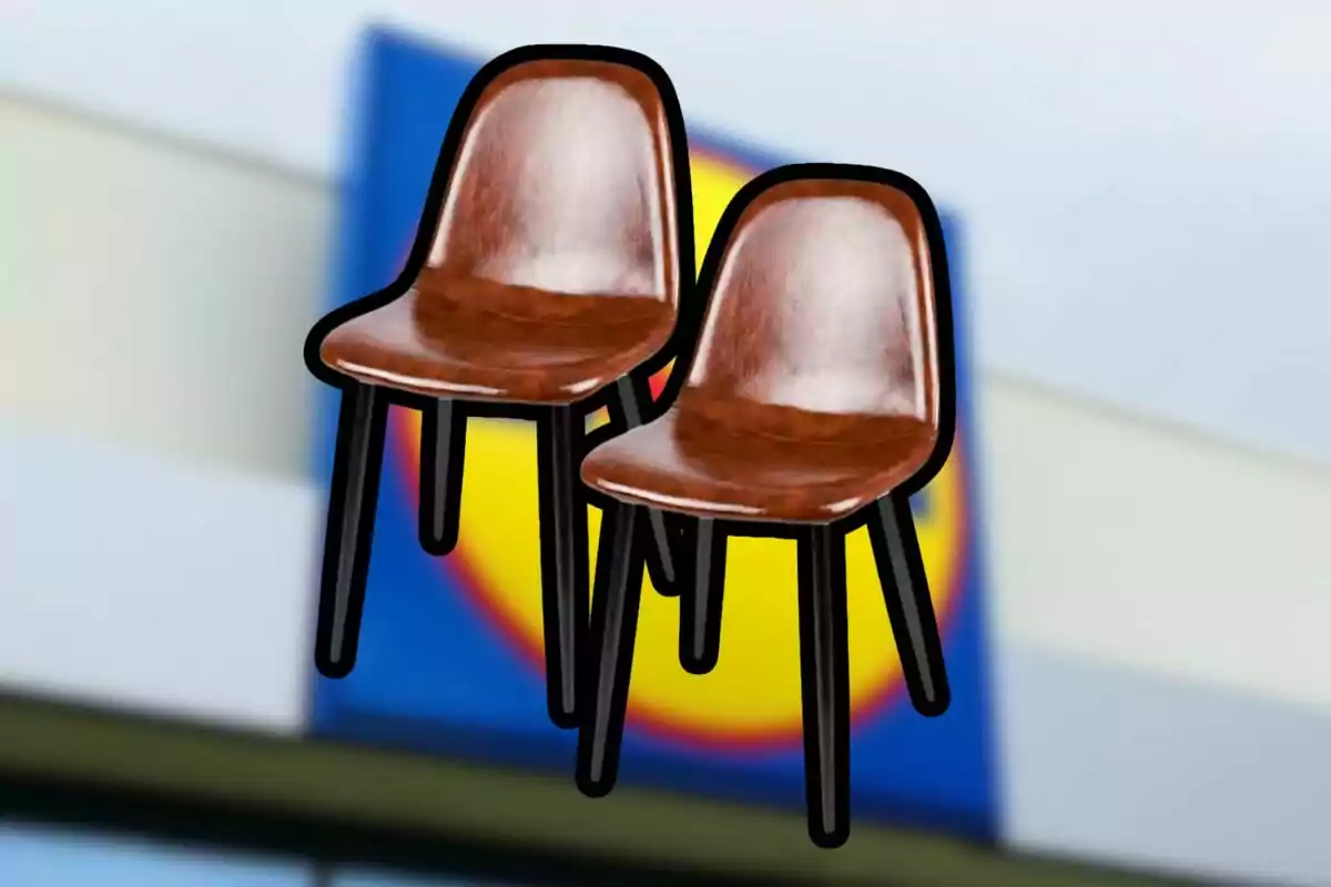Dos sillas marrones con patas negras están frente a un fondo borroso con colores azul y amarillo Dos sillas marrones con patas negras están frente a un fondo borroso con colores azul y amarillo