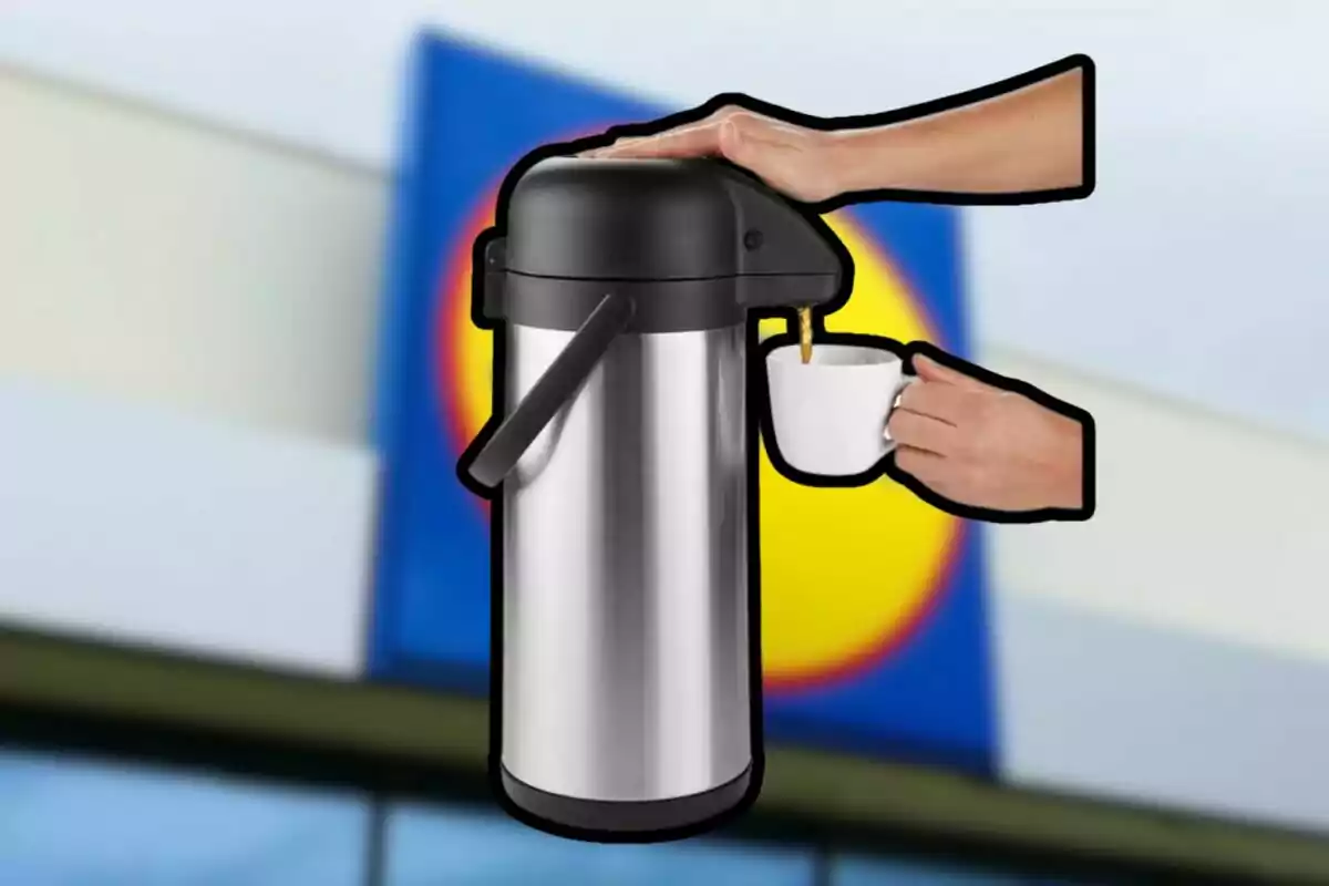 Persona sirviendo café de un termo dispensador de acero inoxidable en una taza blanca con un fondo borroso de un letrero de supermercado. Persona sirviendo café de un termo dispensador de acero inoxidable en una taza blanca con un fondo borroso de un letrero de supermercado.