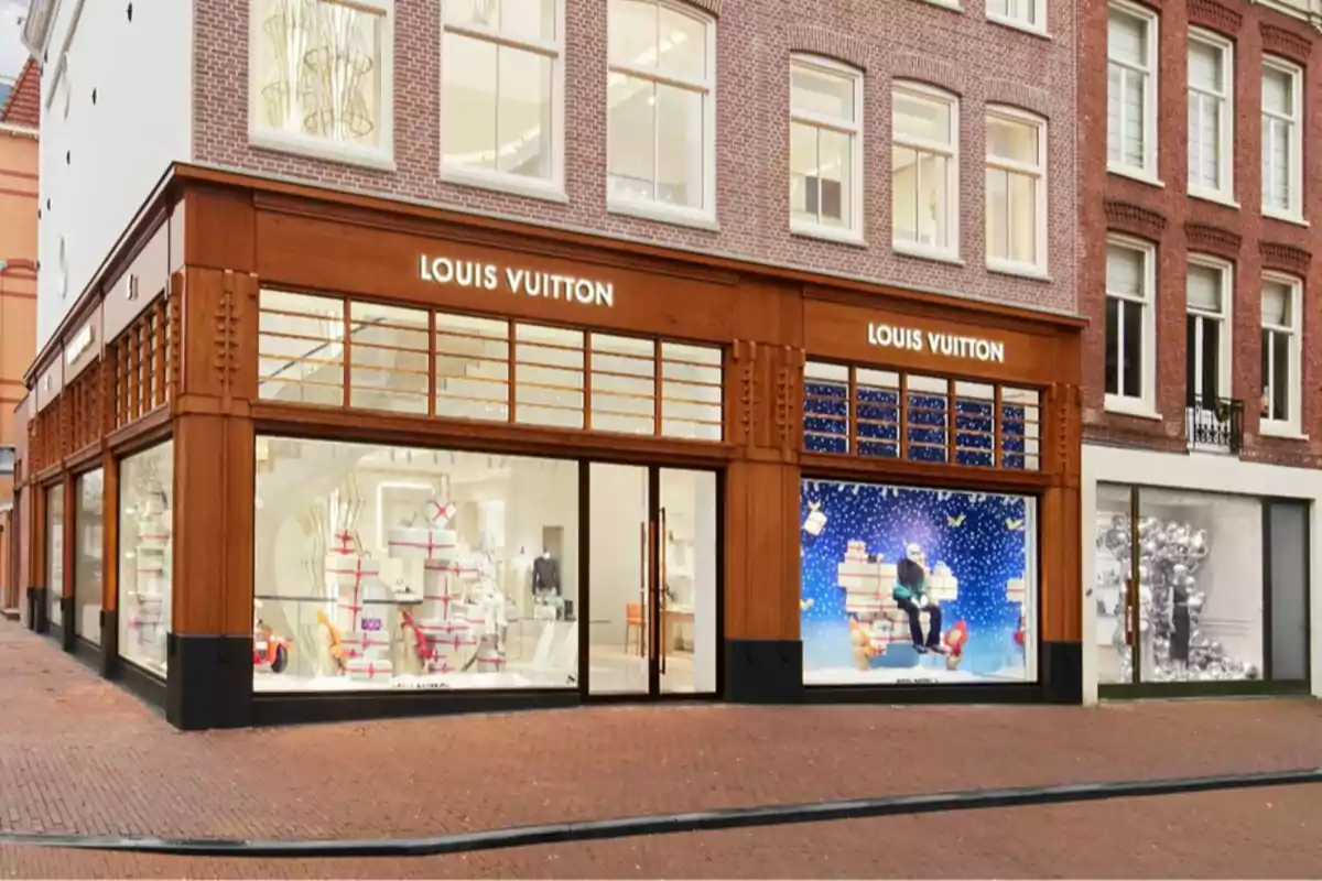 Fachada de una tienda Louis Vuitton en una esquina de una calle peatonal con vitrinas decoradas y paredes de ladrillo rojo Fachada de una tienda Louis Vuitton en una esquina de una calle peatonal con vitrinas decoradas y paredes de ladrillo rojo