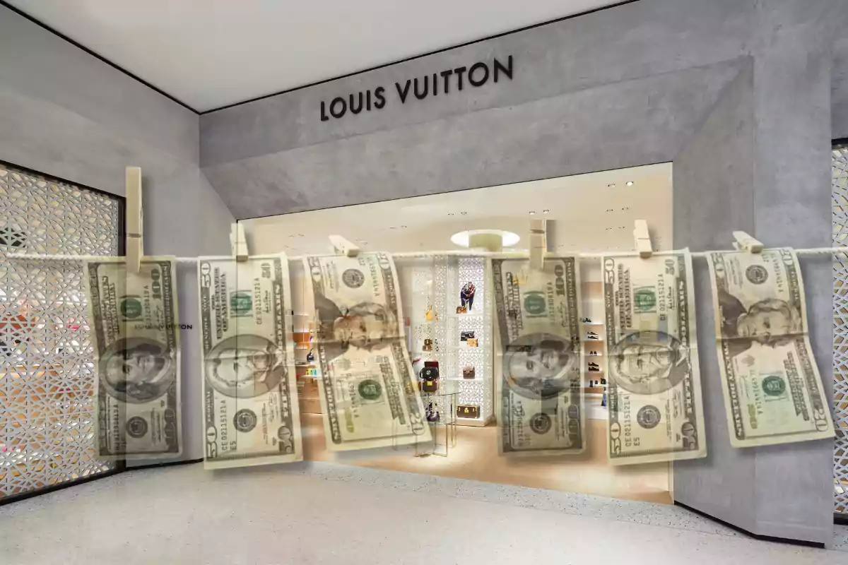 Billetes de dólar colgados en un tendedero frente a una tienda de Louis Vuitton