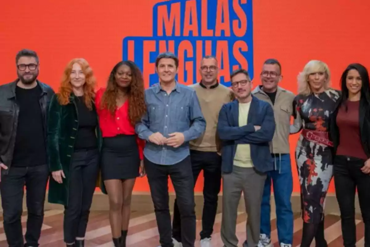 Un grupo de personas posando juntas frente a un fondo naranja con el texto Malas Lenguas