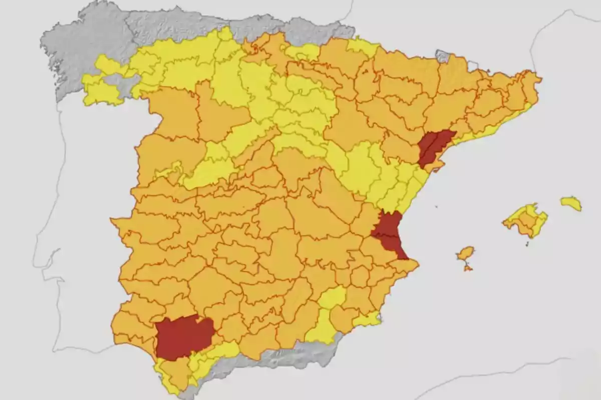 Mapa de España dividido por provincias con diferentes tonalidades de amarillo, naranja y rojo que representan distintos niveles de intensidad o riesgo Mapa de España dividido por provincias con diferentes tonalidades de amarillo, naranja y rojo que representan distintos niveles de intensidad o riesgo