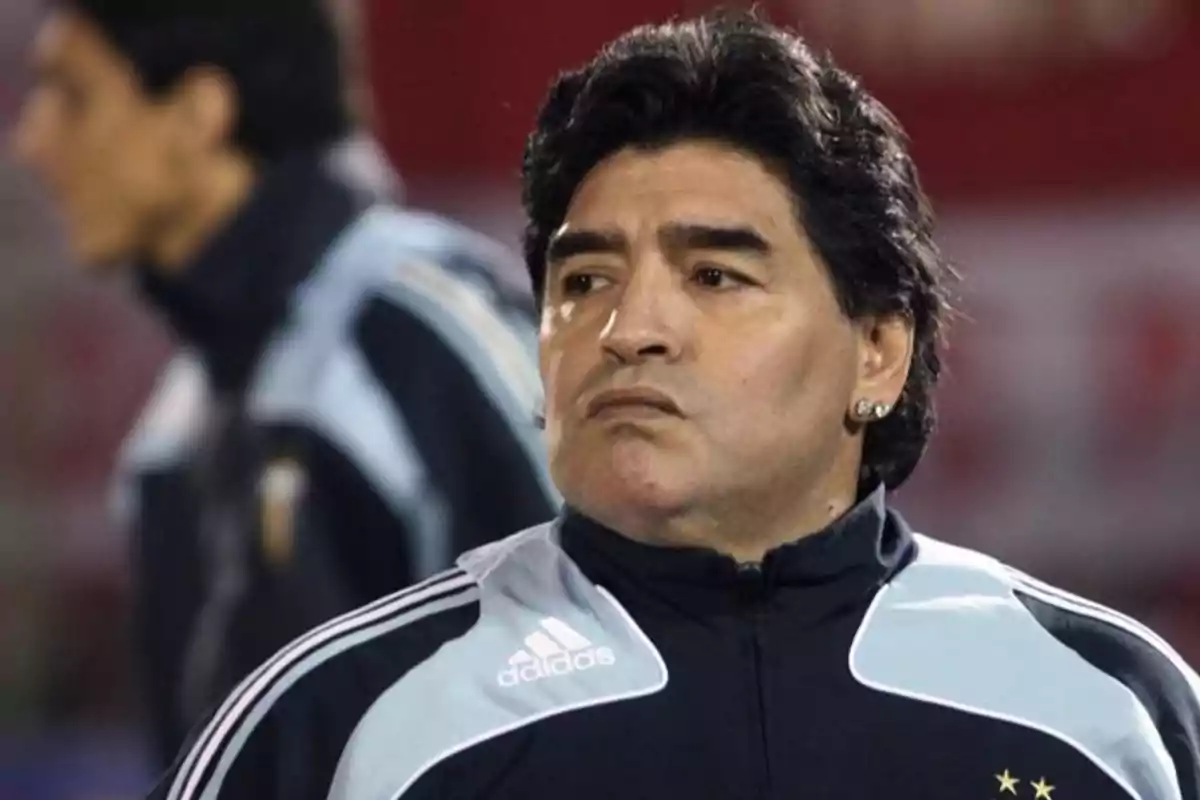 Hombre con chaqueta deportiva de la selección argentina mirando hacia un lado en un estadio Hombre con chaqueta deportiva de la selección argentina mirando hacia un lado en un estadio