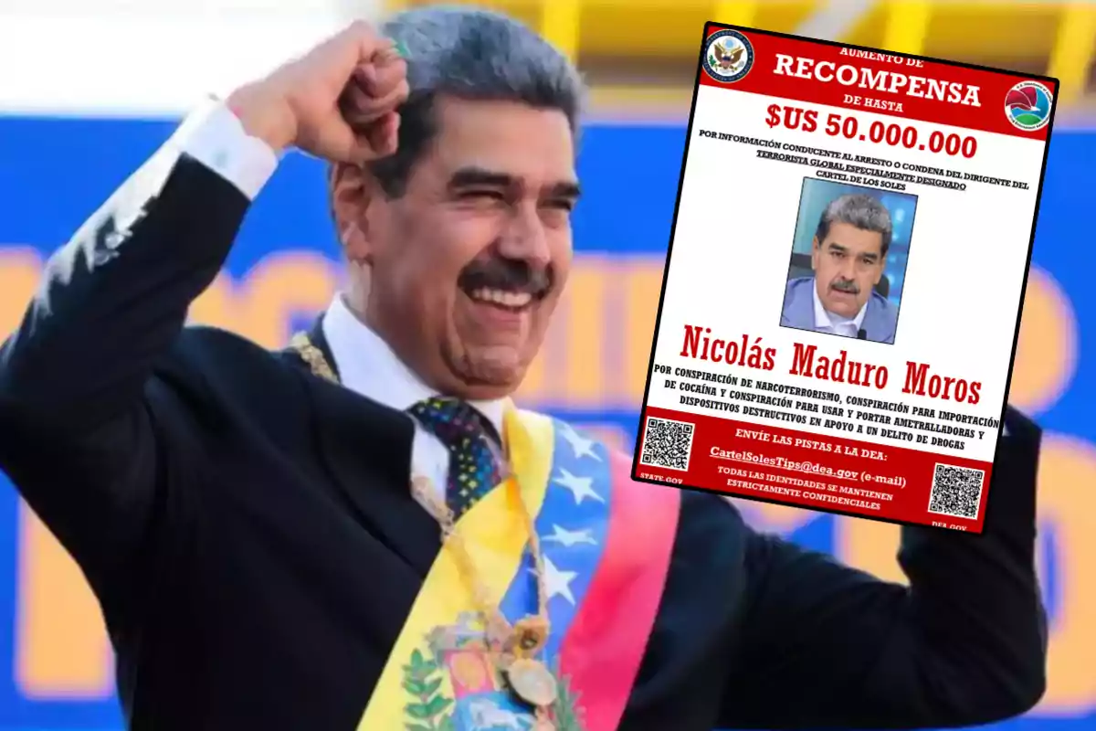 Hombre con banda presidencial sonríe y levanta el brazo mientras sostiene un cartel de recompensa con su propia foto y nombre.