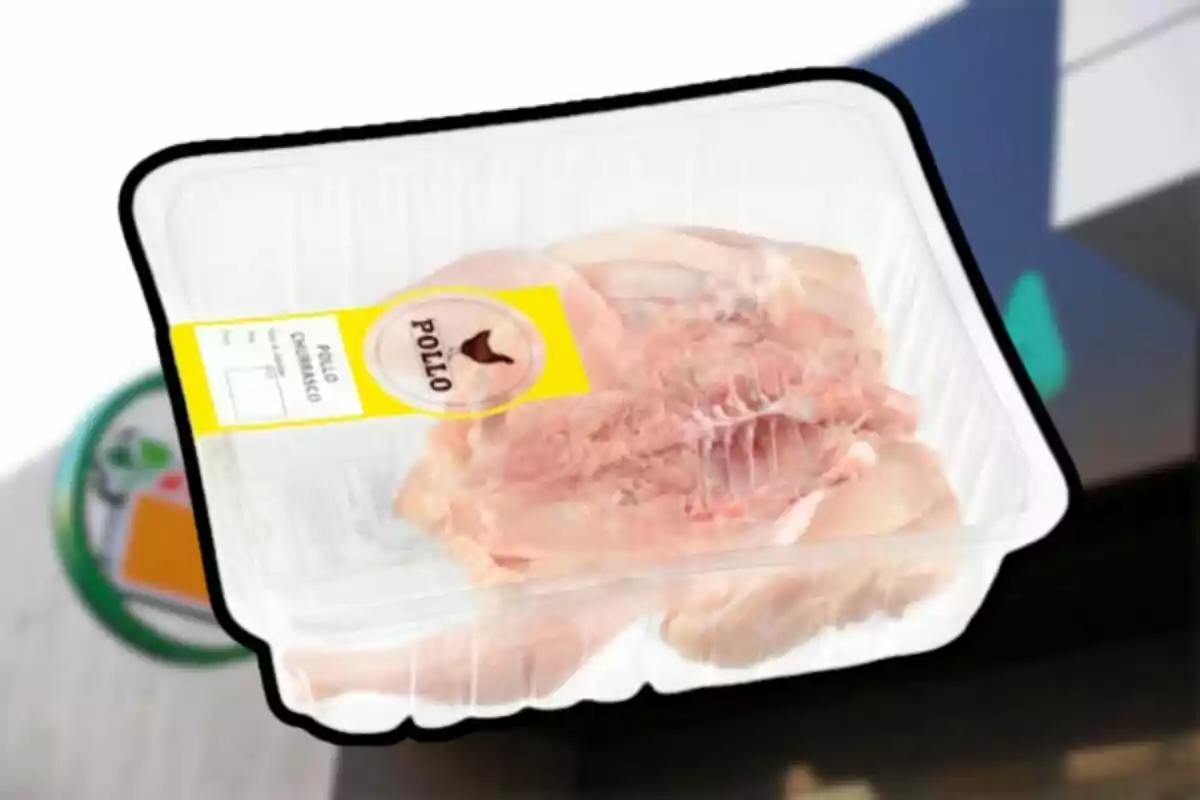 Bandeja de pollo crudo empacado con etiqueta amarilla Bandeja de pollo crudo empacado con etiqueta amarilla
