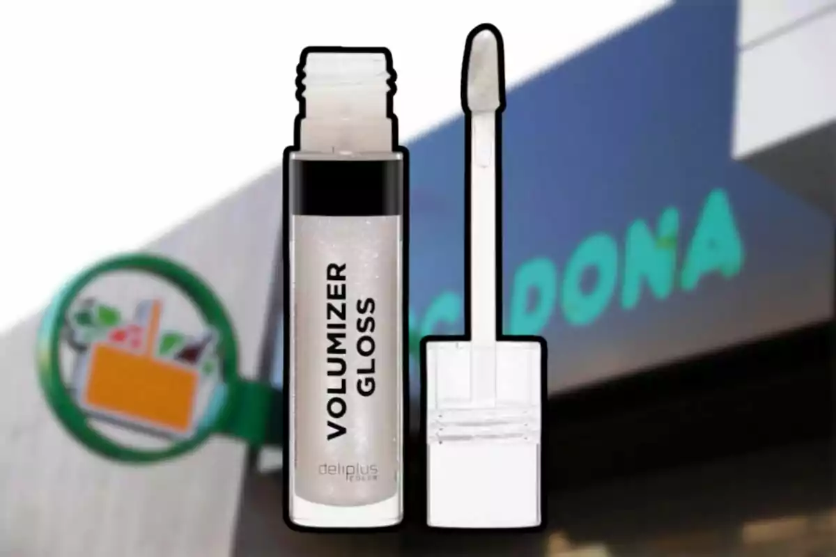 Brillo de labios Volumizer Gloss de Deliplus con aplicador frente a una tienda Mercadona desenfocada Brillo de labios Volumizer Gloss de Deliplus con aplicador frente a una tienda Mercadona desenfocada