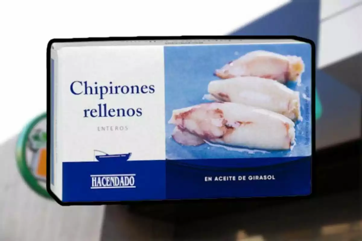 Caja de chipirones rellenos enteros en aceite de girasol de la marca Hacendado sobre un fondo borroso Caja de chipirones rellenos enteros en aceite de girasol de la marca Hacendado sobre un fondo borroso
