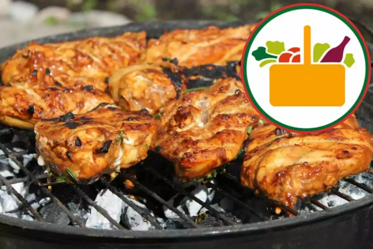 Pollo asado en una parrilla con brasas y un gráfico de canasta de alimentos en la esquina superior derecha Pollo asado en una parrilla con brasas y un gráfico de canasta de alimentos en la esquina superior derecha