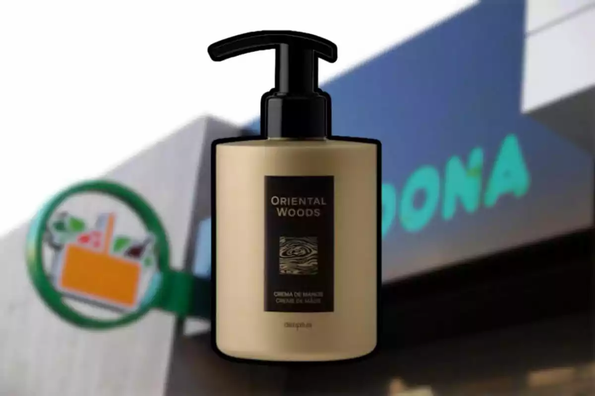 Envase de crema de manos Oriental Woods de Deliplus frente a una tienda Mercadona desenfocada Envase de crema de manos Oriental Woods de Deliplus frente a una tienda Mercadona desenfocada