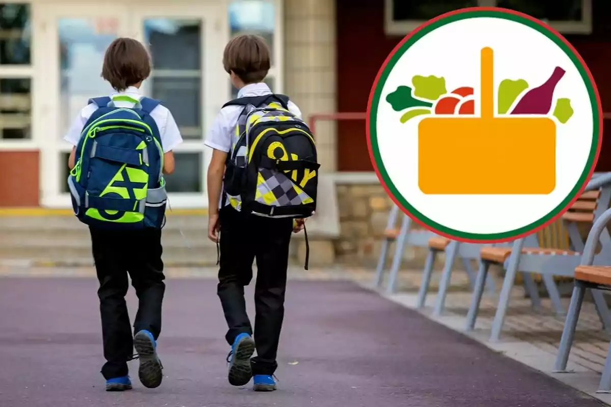 Dos niños con mochilas escolares caminan hacia la entrada de una escuela y en la esquina derecha hay un gráfico de una canasta con alimentos