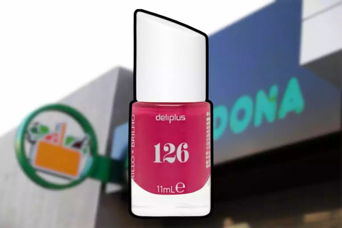 Esmalte de uñas Deliplus número 126 color rosa brillante frente a una tienda Mercadona desenfocada Esmalte de uñas Deliplus número 126 color rosa brillante frente a una tienda Mercadona desenfocada