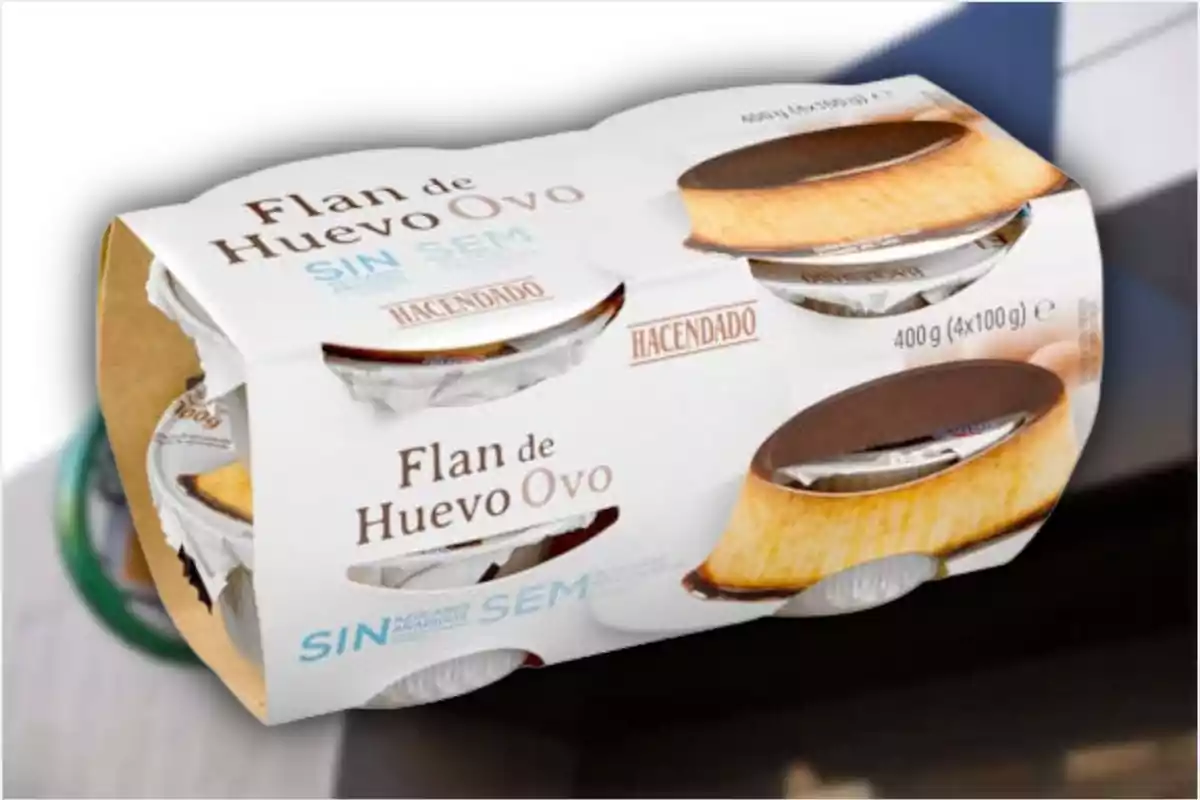 Envase de flan de huevo de la marca Hacendado con cuatro unidades de 100 gramos cada una Envase de flan de huevo de la marca Hacendado con cuatro unidades de 100 gramos cada una