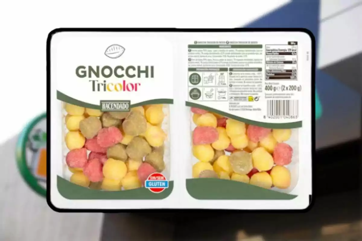 Envase de gnocchi tricolor de la marca Hacendado sin gluten con piezas de colores amarillo, verde y rojo visible a través del plástico transparente Envase de gnocchi tricolor de la marca Hacendado sin gluten con piezas de colores amarillo, verde y rojo visible a través del plástico transparente