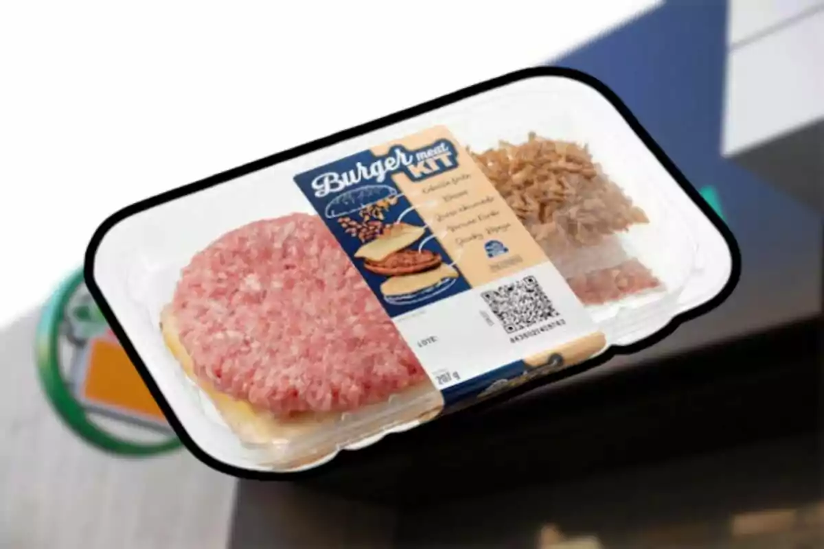Kit de hamburguesa empacado con carne cruda y cebolla frita en una bandeja de plástico