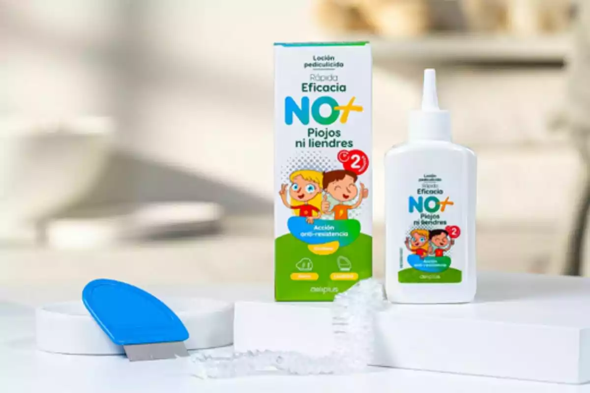 Producto antipiojos NO+ de Deliplus con caja, botella y peine azul sobre una superficie blanca Producto antipiojos NO+ de Deliplus con caja, botella y peine azul sobre una superficie blanca
