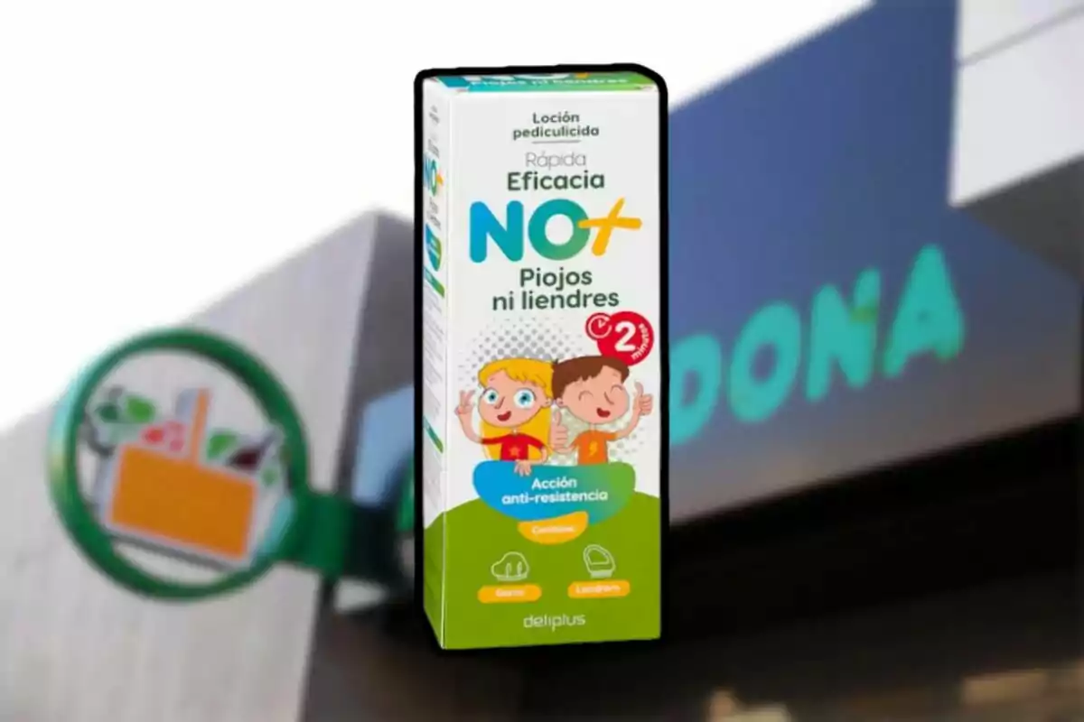 Caja de loción antipiojos Deliplus NO+ con ilustración de dos niños y fondo de supermercado Mercadona desenfocado Caja de loción antipiojos Deliplus NO+ con ilustración de dos niños y fondo de supermercado Mercadona desenfocado