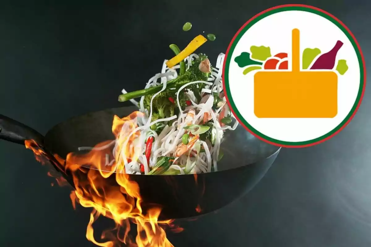 Salteado de verduras y fideos en un wok con fuego intenso y un icono de canasta de alimentos en la esquina superior derecha Salteado de verduras y fideos en un wok con fuego intenso y un icono de canasta de alimentos en la esquina superior derecha