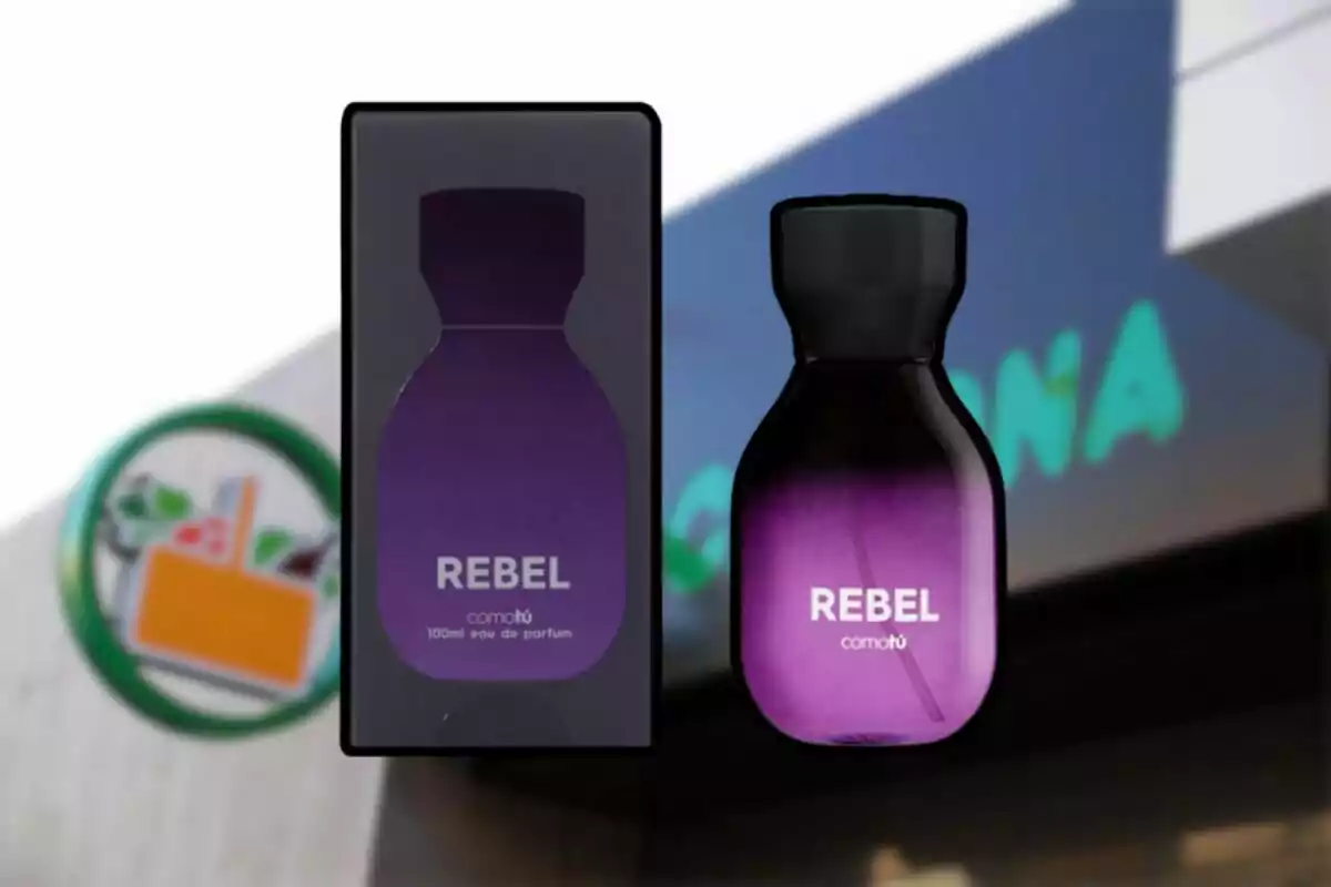 Perfume Rebel de color morado junto a su caja frente a una tienda de supermercado Perfume Rebel de color morado junto a su caja frente a una tienda de supermercado